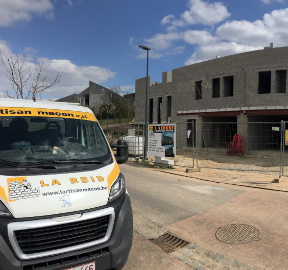 camionnette de l artisan macon devant un chantier de gros oeuvre